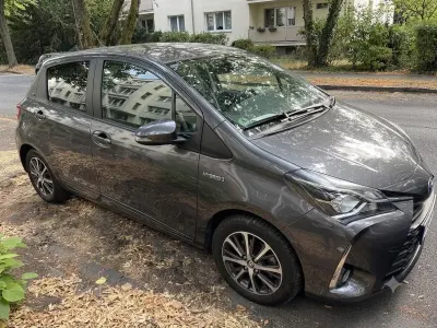 Gebraucht Toyota Yaris Hybrid Club 74 PS (54 kW) 2019 Grau Kleinwagen