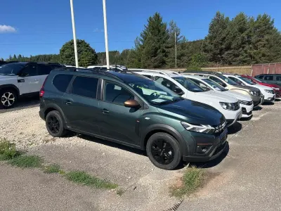 Neu Dacia Jogger Extreme 140 PS (102 kW) 2025 Zedergrün (grün) Van / Kleinbus