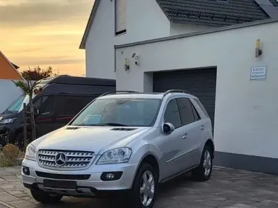 Gebraucht Mercedes ML320 224 PS (164 kW) 2007 Silber SUV