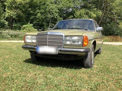 Usata Mercedes 200 60 CV (44 kW) 1980 Verde Berlina