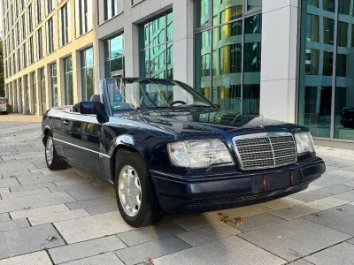 Gebraucht Mercedes E200 136 PS (100 kW) 1996 Blau Cabrio