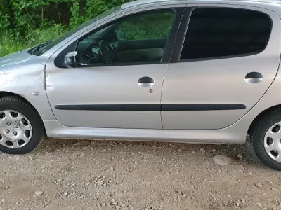 Gebraucht Peugeot 206 69 PS (50 kW) 2005 Silber Kleinwagen