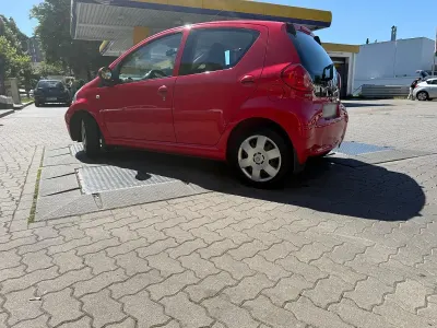 Gebraucht Toyota Aygo 67 PS (49 kW) 2008 Rot Kleinwagen