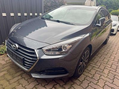 Gebraucht Hyundai i40 Premium 141 PS (103 kW) 2016 Blau Kombi
