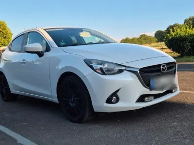 Gebraucht Mazda 2 Exclusive-Line 105 PS (77 kW) 2015 Weiß Limousine
