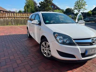 Gebraucht Opel Astra 81 PS (59 kW) 2011 Weiß Kombi