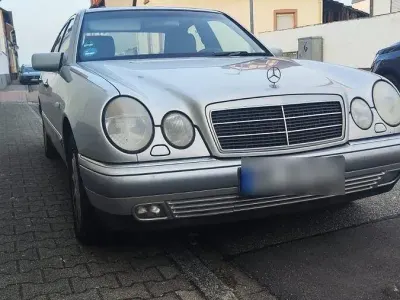 Gebraucht Mercedes E280 204 PS (150 kW) 1998 Silber Limousine