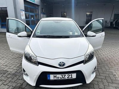 Gebraucht Toyota Yaris Club 101 PS (74 kW) 2014 Weiß Kleinwagen