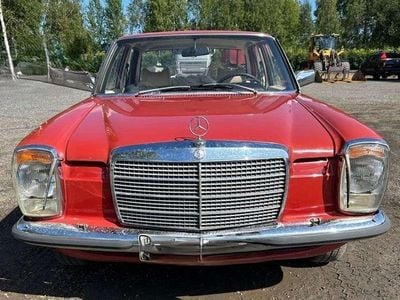 Rot Gebraucht 1975 Mercedes 200 Limousine | 13.999 €