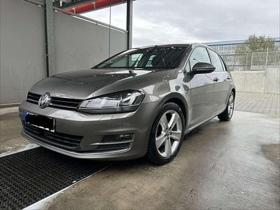 Grau Gebraucht 2015 VW Golf VII Highline Kleinwagen | 12.500 € (Fairer Preis)