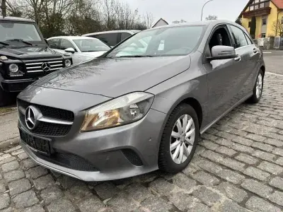 Gebraucht Mercedes A180 Style 145 PS (106 kW) 2016 Grau Kleinwagen