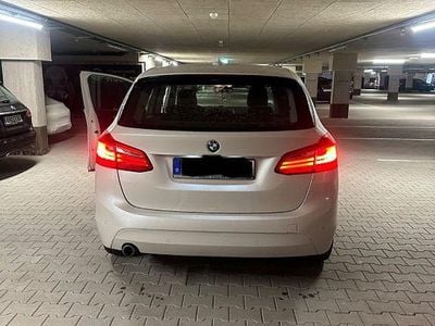 Weiß Gebraucht 2016 BMW 216 Active Tourer Sport Line Van / Kleinbus | 7.800 € (Superpreis)