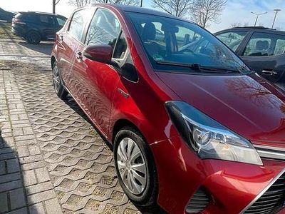 Gebraucht Toyota Yaris Hybrid 73 PS (53 kW) 2015 Rot Kleinwagen