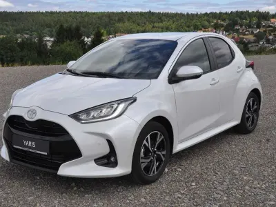 Neu Toyota Yaris Hybrid 116 PS (85 kW) 2026 Weiß Limousine