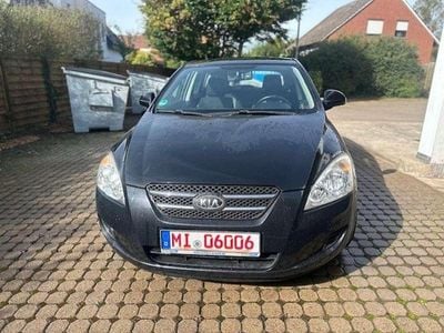 Gebraucht Kia Ceed 126 PS (92 kW) 2009 Zilinaschwarz met. Kleinwagen