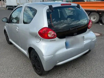 Gebraucht Toyota Aygo 68 PS (50 kW) 2006 Silber Kleinwagen