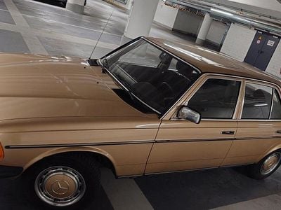 Gebraucht Mercedes 240 72 PS (52 kW) 1984 Gold Limousine