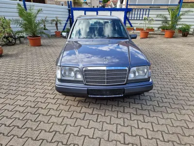 Gebraucht Mercedes E230 132 PS (97 kW) 1992 Schwarz Limousine