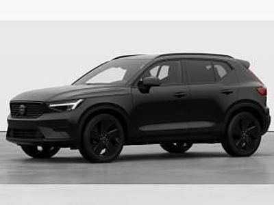 Neu Volvo XC40 Plus 163 PS (119 kW) 2025 Schwarz (onyx black / metallic) SUV