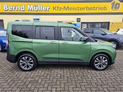 Bursting green metallic Neu 2025 Ford Tourneo Courier Titanium Van / Kleinbus | 26.995 € (Guter Preis)