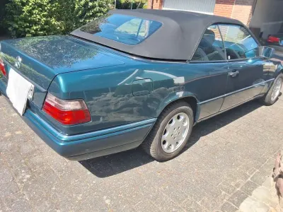 Gebraucht Mercedes E220 150 PS (110 kW) 1995 Grün Cabrio
