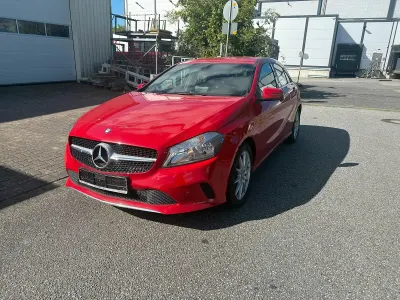 Gebraucht Mercedes A180 Urban 122 PS (89 kW) 2015 Rot Kleinwagen