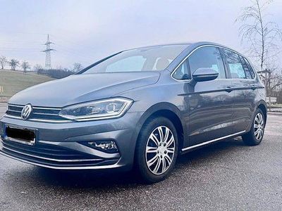 Grau Gebraucht 2018 VW Golf Sportsvan Highline Van / Kleinbus | 16.580 € (Fairer Preis)