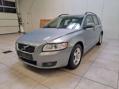 Gebraucht Volvo V50 Momentum 109 PS (80 kW) 2008 Chameleon blue Kombi