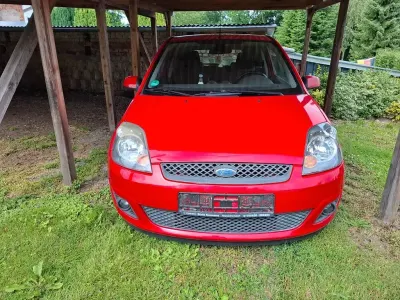 Gebraucht Ford Fiesta Ambiente 60 PS (44 kW) 2008 Rot Kleinwagen
