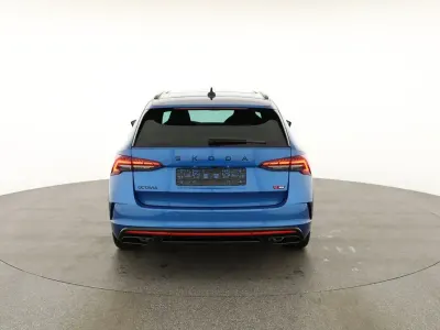 Neu Skoda Octavia RS 265 PS (194 kW) 2026 Race blau metallic Kombi