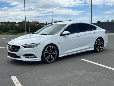 Gebraucht Opel Insignia Edition 136 PS (100 kW) 2017 Schneeweiss/olympic/summit whi Limousine