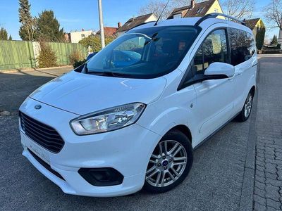 Weiß Gebraucht 2021 Ford Tourneo Courier Titanium Van / Kleinbus | 14.990 €