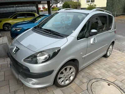 Gebraucht Peugeot 1007 73 PS (53 kW) 2009 Silber Van / Kleinbus