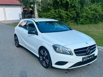 Gebraucht Mercedes A180 122 PS (89 kW) 2013 Weiß Kleinwagen