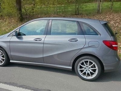 Usata Mercedes B180 Urban 109 CV (80 kW) 2015 Grigio Monovolume