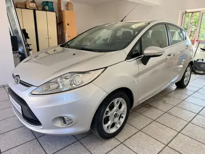 Gebraucht Ford Fiesta Titanium 97 PS (71 kW) 2012 Silber Limousine