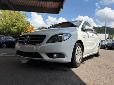 Gebraucht Mercedes B180 122 PS (89 kW) 2012 Calcitweiss  unilack Kleinwagen