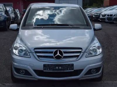 Gebraucht Mercedes B180 116 PS (85 kW) 2009 Silber Van / Kleinbus