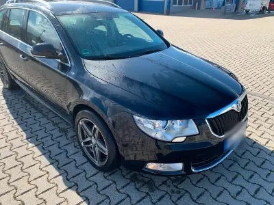 Gebraucht Skoda Superb 125 PS (91 kW) 2011 Schwarz Kombi