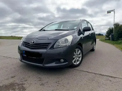 Gebraucht Toyota Verso 126 PS (92 kW) 2011 Grau Van / Kleinbus