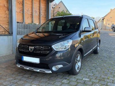 Grau Gebraucht 2020 Dacia Lodgy Stepway Van / Kleinbus | 12.199 € (Fairer Preis)