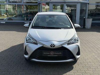 Usata Toyota Yaris Comfort 69 CV (50 kW) 2017 Argento Berlina