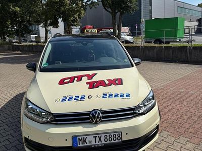 Schwarz Gebraucht 2023 VW Touran Van / Kleinbus | 16.900 € (Guter Preis)