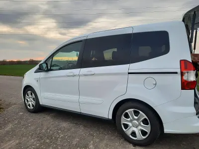 Gebraucht Ford Tourneo Courier Trend 101 PS (74 kW) 2017 Weiß Van / Kleinbus