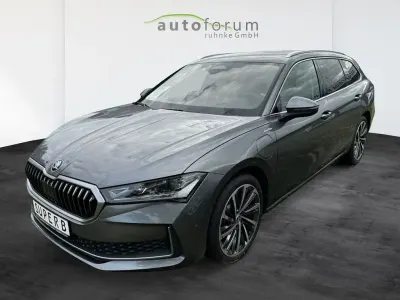 Gebraucht Skoda Superb LAURIN & KLEMENT 150 PS (110 kW) 2025 Grau Kombi