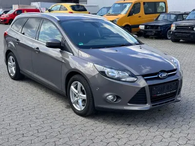 Używany Ford Focus Titanium 150 KM (110 kW) 2011 Brązowy Sedan/Limuzyna