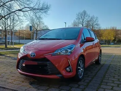 Begagnad Toyota Yaris Hybrid Club 111 HK (81 kW) 2019 Röd Sedan