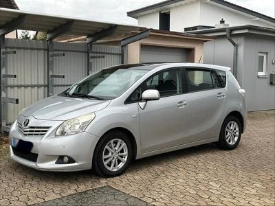 Gebraucht Toyota Verso 126 PS (92 kW) 2011 Silber Van / Kleinbus