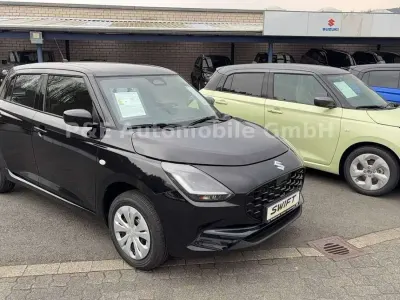 Neu Suzuki Swift Club 83 PS (61 kW) 2025 Schwarz Limousine