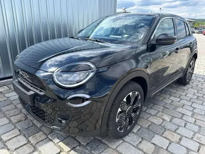 Neu Fiat 600 La Prima 110 PS (80 kW) 2026 Schwarz SUV